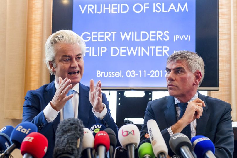 DOSSIER : Le leader d'extrême droite néerlandais Geert Wilders, à gauche, et le politicien anti-immigration belge Filip Dewinter s'exprimant au Parlement néerlandais, novembre 2017.