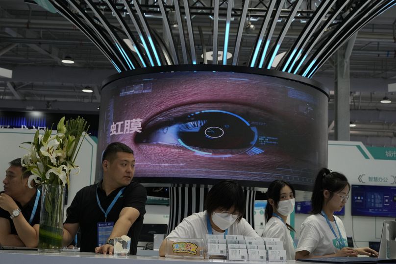 Un œil géant est exposé sur le stand lors de Security China 2023 à Pékin, juin 2023