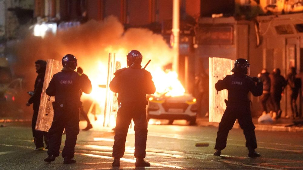 Incendie criminel et violence alors que des émeutes d'extrême droite à Dublin après un incident au couteau imputé à l'immigration