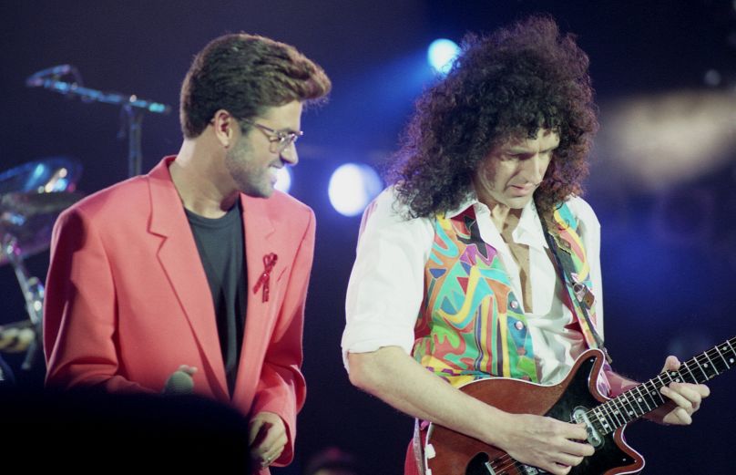 Le chanteur britannique George Michael, à gauche, se produit avec "Reine" Le guitariste Brian May au concert hommage à Freddie Mercury au Wembley Arena de Londres, Royaume-Uni