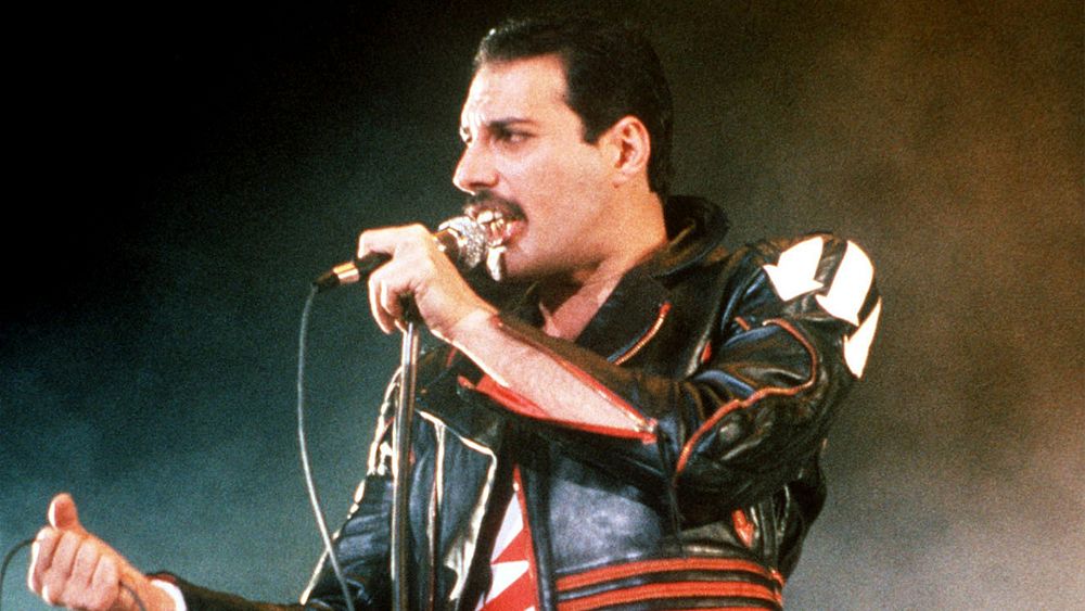 Revue culturelle : Comment la mort de Freddie Mercury a changé la perception du sida