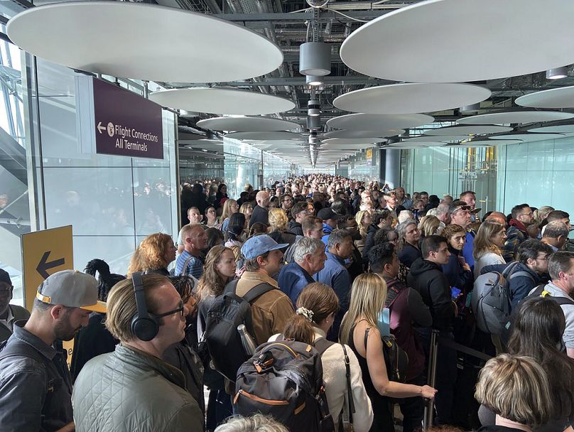 Des gens font la queue aux arrivées à l’aéroport d’Heathrow à Londres, mai 2023