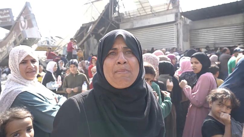 Une Palestinienne déplacée dans le sud de Gaza plaide pour de la nourriture et un meilleur assainissement