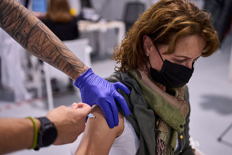 Une femme reçoit le vaccin Moderna COVID-19 à Madrid, Espagne, 2021.