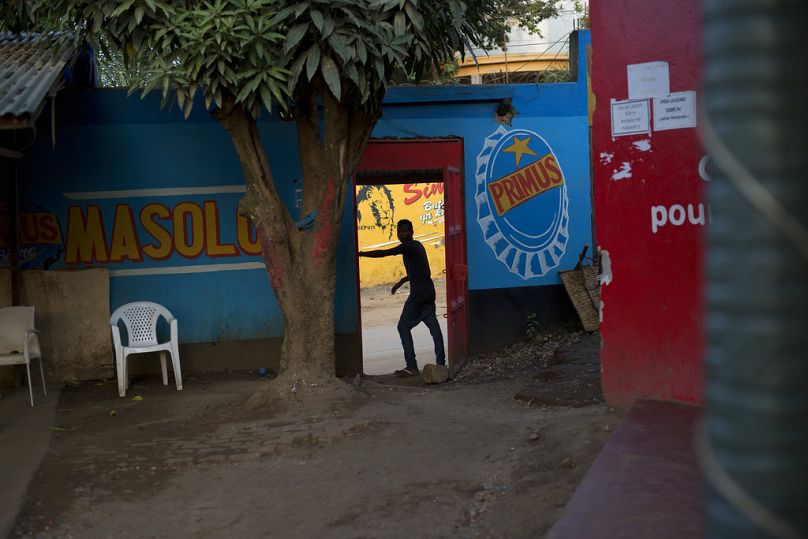 Un homme se tient à l'entrée d'un bar à Bunia, capitale de la province de l'Ituri en RDC, en août 2016.