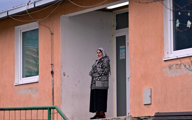 Une réfugiée palestinienne âgée se tient devant son logement dans un centre de réfugiés, à Salakovac, en Bosnie.