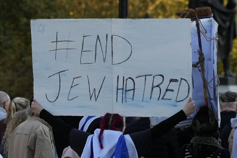 Une sympathisante israélienne brandit une pancarte disant « Mettre fin à la haine des Juifs » alors qu'elle participait à une manifestation à Londres le mois dernier.