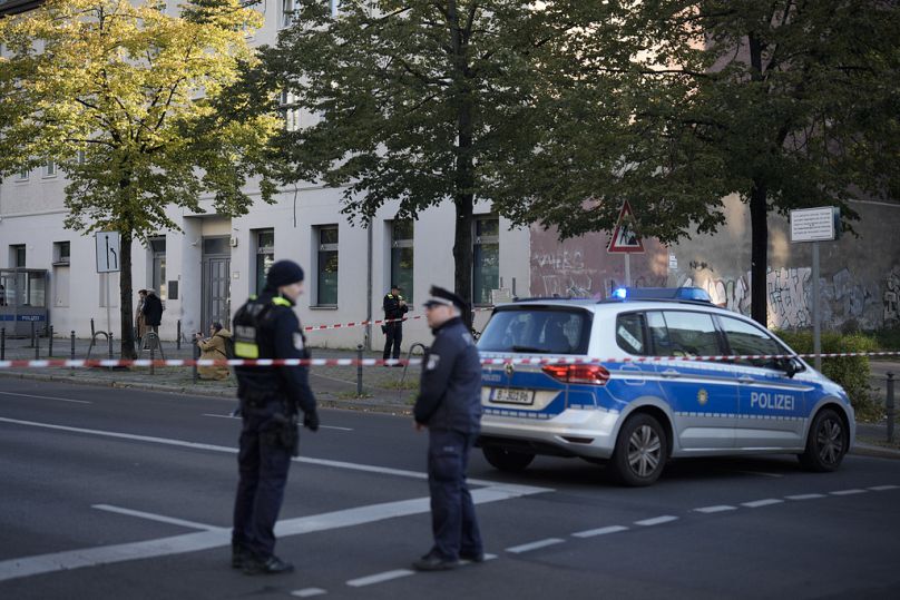 La police se tient devant la communauté Kahal Adass Jisroel à Berlin, qui affirme que sa synagogue a été attaquée par deux engins incendiaires en octobre