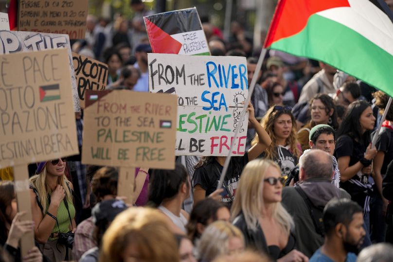 Les manifestants se rassemblent pour une manifestation pro-palestinienne, à Rome en octobre, brandissant des pancartes avec le slogan : 