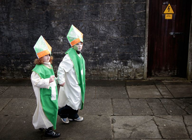 Des enfants se rendent au défilé de la Saint-Patrick lors des célébrations de la Saint-Patrick à Limerick, en Irlande, le dimanche 17 mars 2013.