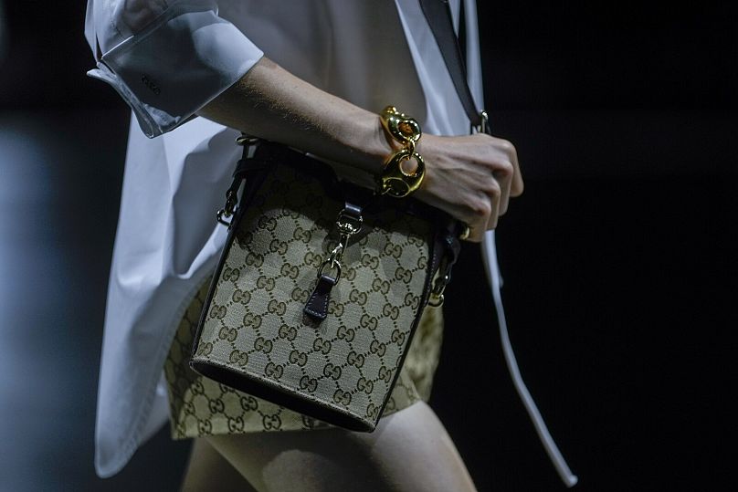 Un mannequin porte une création dans le cadre de la collection femme Printemps été 2024 de Gucci présentée à Milan, Italie, en septembre 2023.