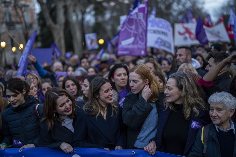 La ministre espagnole de l'Égalité, Irene Montero, au centre, assiste à une manifestation lors de la Journée internationale de la femme à Madrid, le mercredi 8 mars 2023.