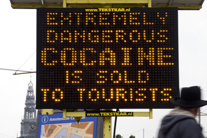 Un panneau avertissant de la vente de cocaïne extrêmement dangereuse aux touristes est visible devant la gare centrale d'Amsterdam, en novembre 2014.