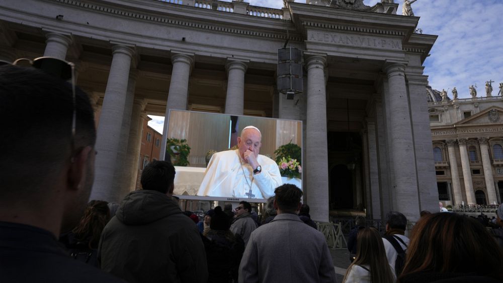 Le pape François reçoit des antibiotiques par voie intraveineuse pour une inflammation pulmonaire