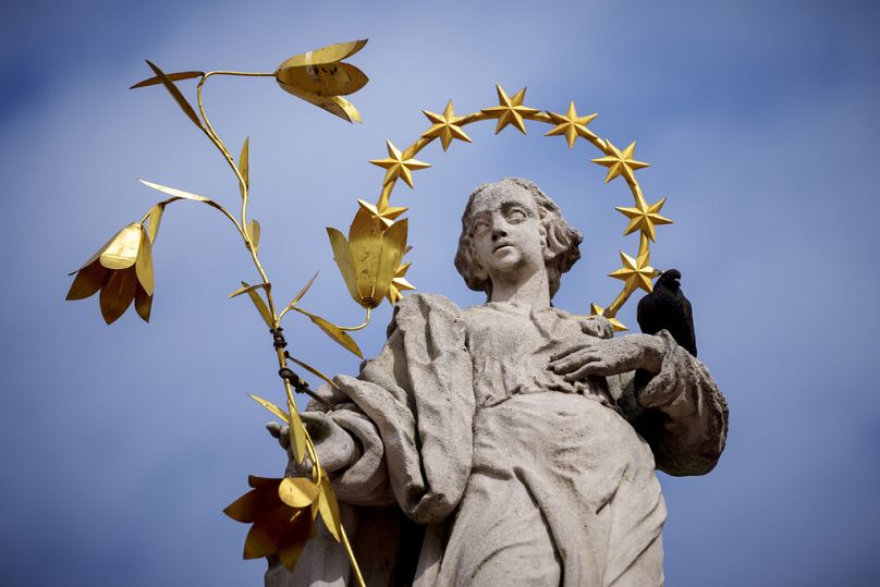 Un pigeon est assis sur une statue à Timisoara, en Roumanie, le vendredi 6 octobre 2023.