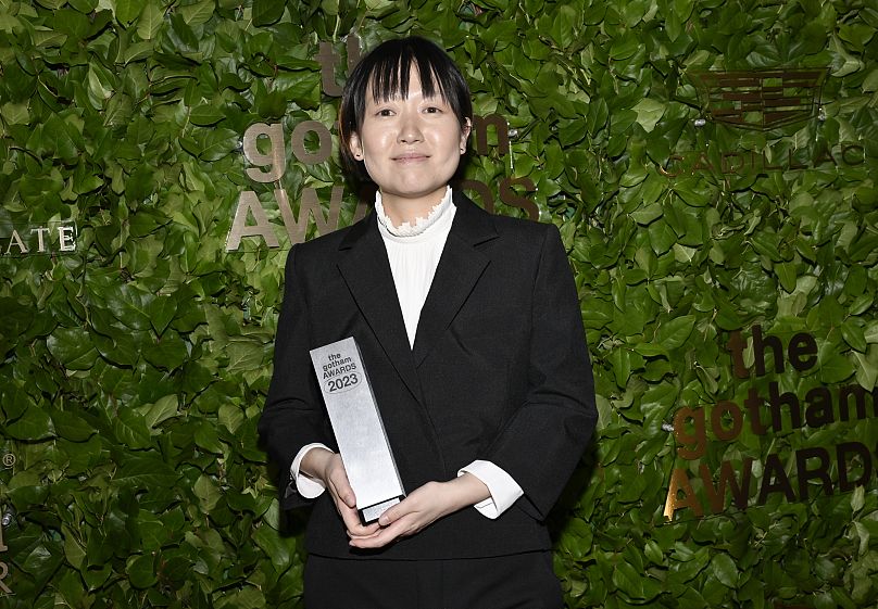 Céline Song pose avec le prix du meilleur long métrage pour Past Lives aux Gotham Independent Film Awards