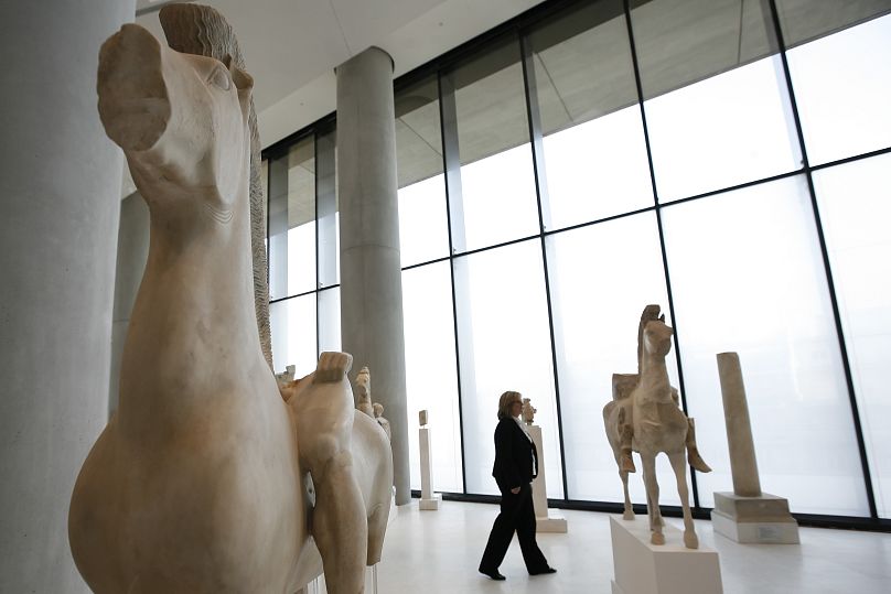 Des sculptures en marbre antiques de chevaux de l'Acropole sont exposées dans le nouveau musée de l'Acropole à Athènes, Grèce