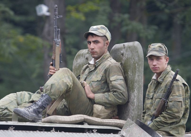 Soldats russes à bord d'un véhicule blindé près d'Alagir, en Ossétie du Nord, août 2008