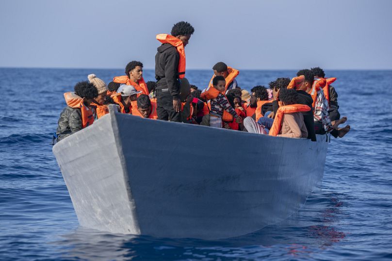 Des migrants d'Érythrée, de Libye et du Soudan se pressent sur le pont d'un bateau en bois dans la mer Méditerranée, à environ 30 milles au nord de la Libye, juin 2023.