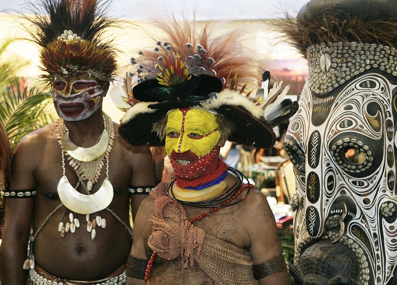 Une danseuse en costume traditionnel se produit à Port Moresby, en Papouasie-Nouvelle-Guinée