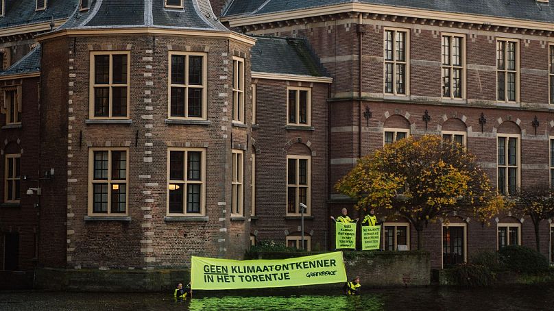 Des militants de Greenpeace ont déployé une banderole sous le bureau du Premier ministre et le Premier ministre sortant Mark Rutte a ouvert la fenêtre pour s'entretenir brièvement avec eux.