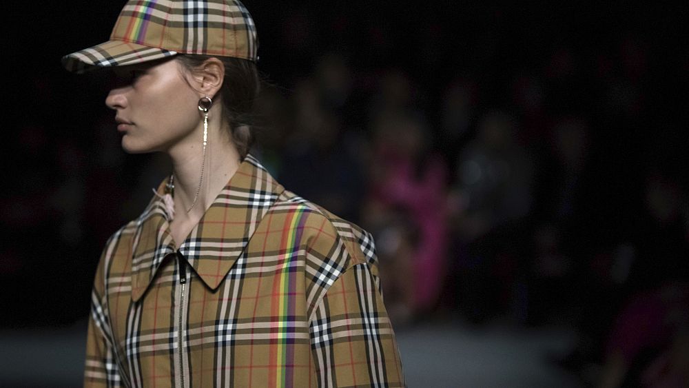 Burberry ressent la contraction des dépenses alors que les actions s'effondrent