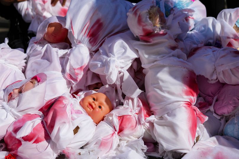 Des cadavres simulés d'enfants palestiniens morts enveloppés dans des couvertures tachées de sang, après une prière du vendredi à Beyrouth, Liban, le vendredi 17 novembre 2023.