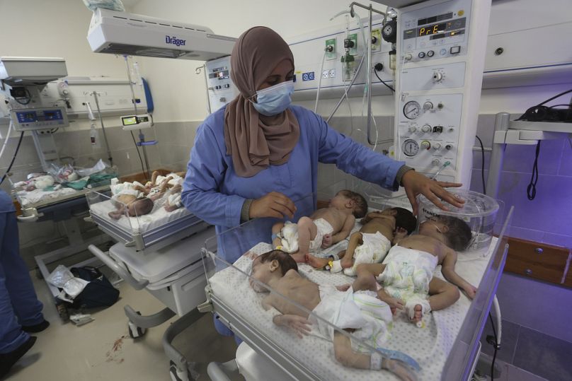 Une infirmière s'occupe des bébés palestiniens nés prématurément qui ont été amenés de l'hôpital Shifa de la ville de Gaza à l'hôpital de Rafah, dans la bande de Gaza, le dimanche 19 novembre 2023.