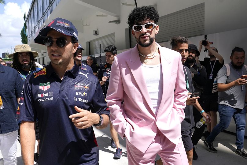 Sergio Perez de Red Bull marche avec Bad Bunny avant le Grand Prix de Formule 1 de Miami le 8 mai 2022, à Miami Gardens.