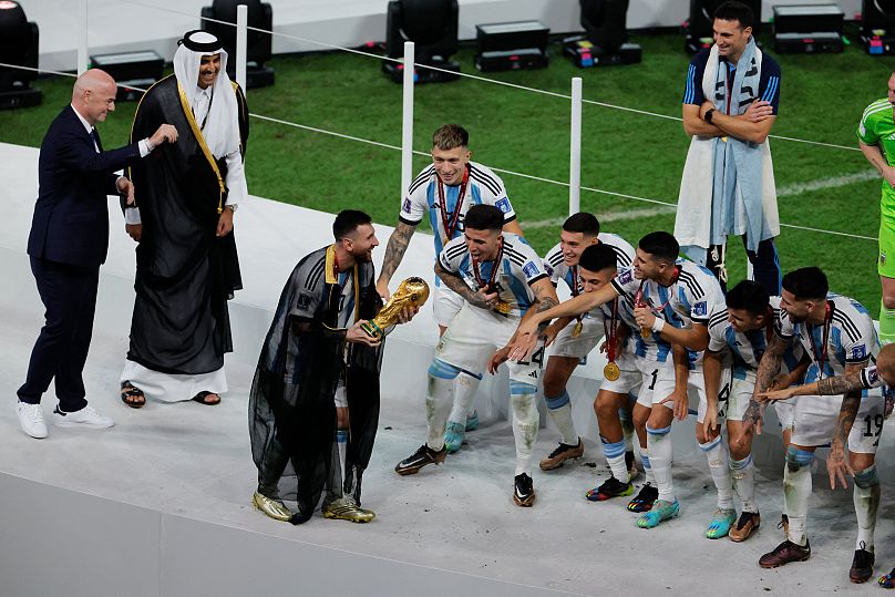 Messi (au centre) a soulevé le trophée à Lusail en décembre dernier