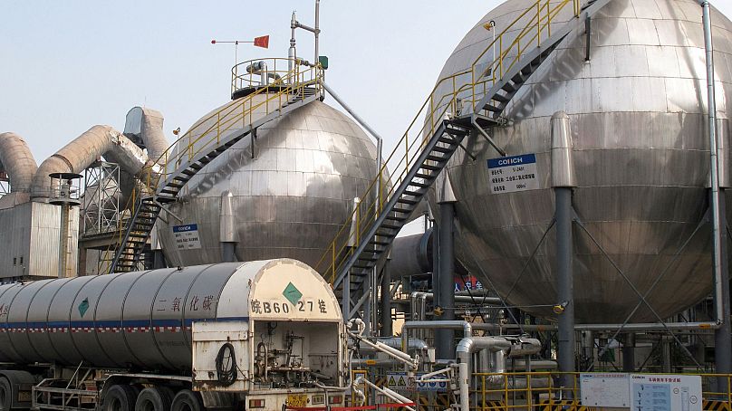 Des réservoirs de stockage de dioxyde de carbone sont visibles dans une cimenterie et une installation de captage du carbone à Wuhu, province d'Anhui, Chine, septembre 2019.