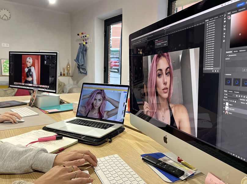 Designers travaillant sur les images d'Aitana à l'agence.