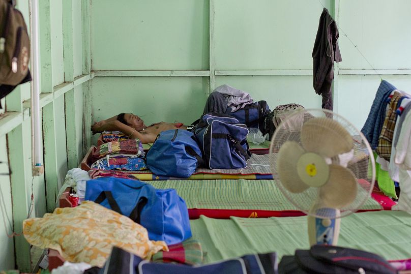 Un ancien pêcheur esclave qui a passé plus de deux décennies en Indonésie après avoir été réduit en esclavage sur des bateaux de pêche thaïlandais repose dans un foyer d'aide sociale du gouvernement au Myanmar en 2015.