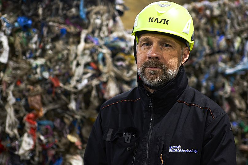 Mattias Philipsson, PDG de Swedish Plastic Recycling, pose devant des déchets plastiques stockés dans une nouvelle installation de tri des déchets plastiques à Motala, dans le centre de la Suède.