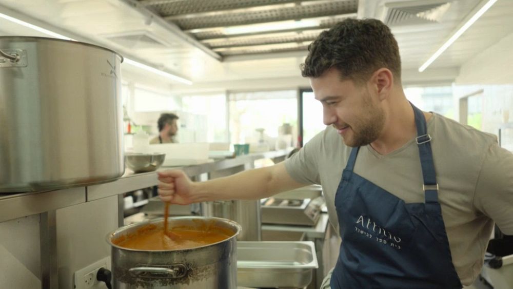 Des centaines de bénévoles dans une école de cuisine de Tel Aviv transformée en centre humanitaire pour les déplacés