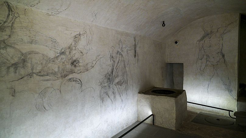 De délicats dessins au fusain que certains experts ont attribués à Michel-Ange sont visibles sur les murs d'une pièce utilisée pour stocker le charbon jusqu'en 1955 à l'intérieur de la chapelle des Médicis de Florence.