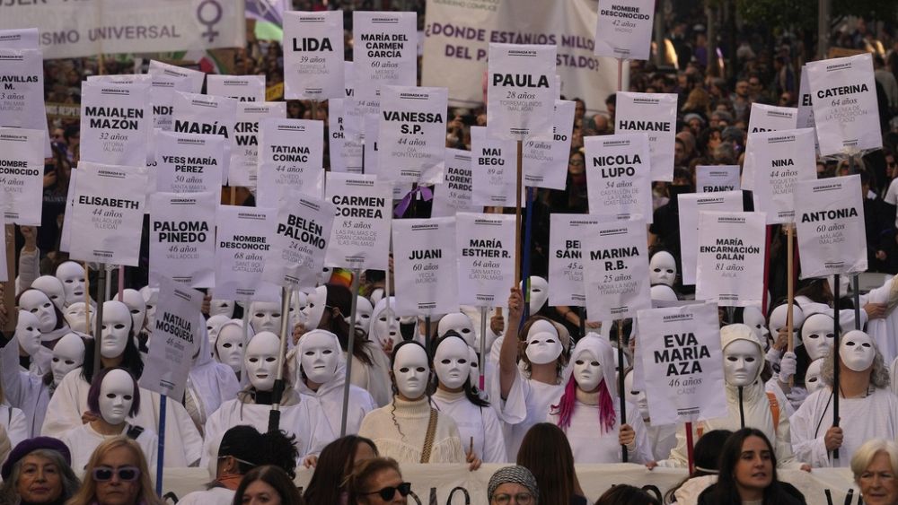 Des marches partout dans le monde marquent la Journée contre la violence contre les femmes