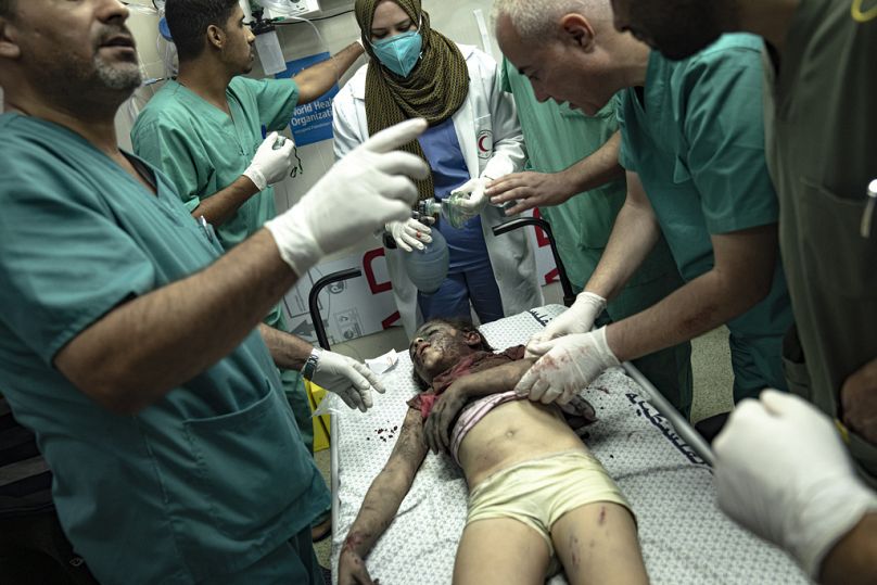 Une jeune fille palestinienne est soignée dans un hôpital après avoir été blessée lors d'un bombardement israélien sur la bande de Gaza à Khan Younis, le lundi 6 novembre 2023.