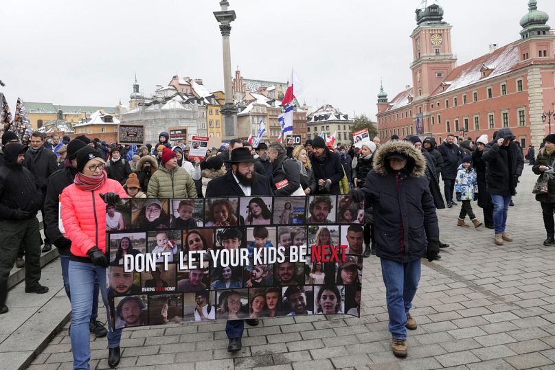 Des gens assistent à un rassemblement de soutien à Israël dans sa guerre contre le Hamas, à Varsovie, en Pologne, le dimanche 19 novembre 2023.