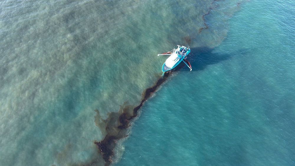 Des recherches sont en cours pour détecter une fuite d'oléoduc qui pourrait avoir déversé plus de 4 millions de litres de pétrole dans le golfe du Mexique.