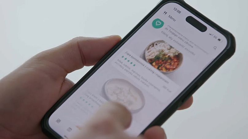 Ideal Bistro permet aux travailleurs de choisir leur repas sur une application, puis de récupérer la nourriture auprès des « foodomats ».