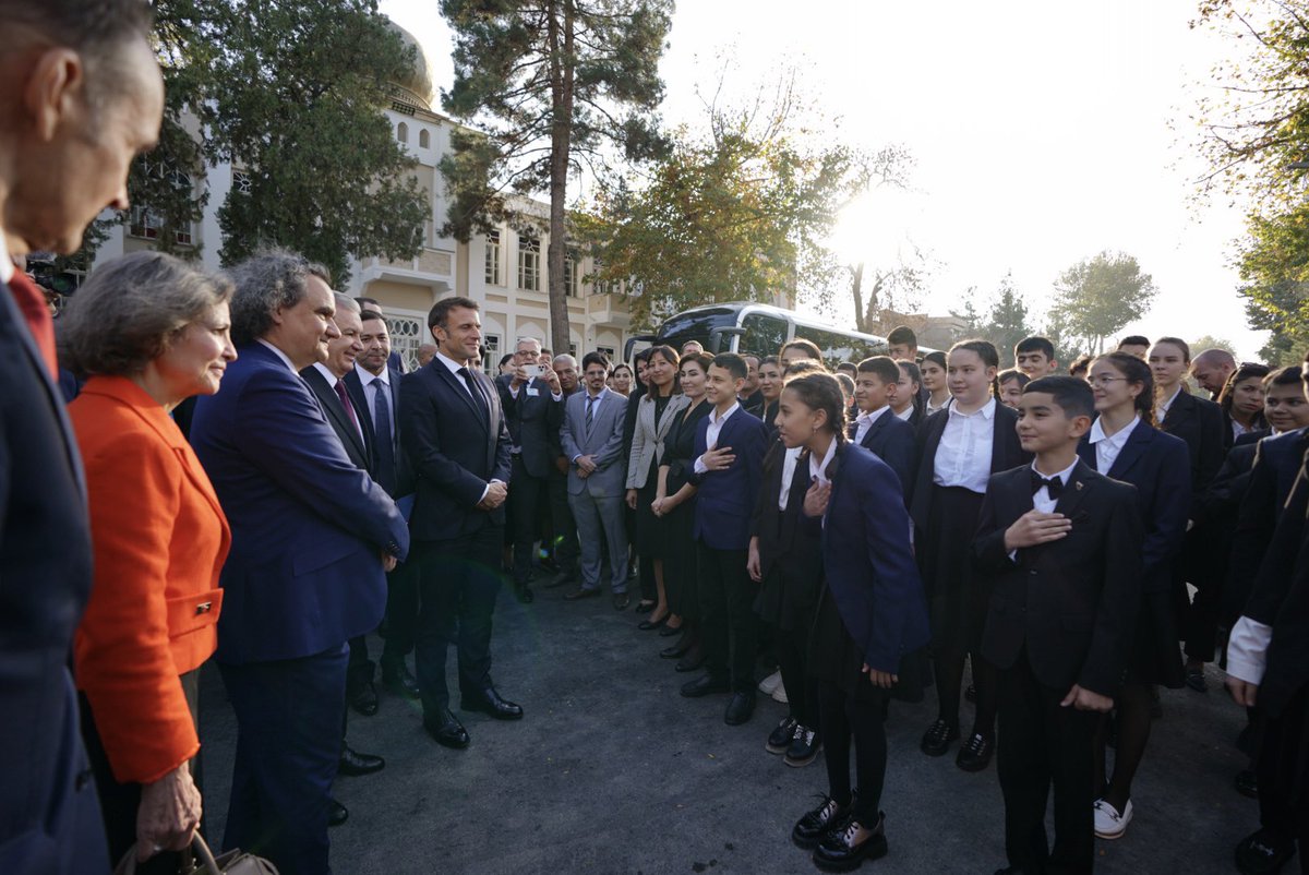 Kecha Qozog‘istonda bu haqda gapirdim, bu yerda O‘zbekistonda ham shunday: bizning eng qimmatli kapitalimiz - inson!

Fransuz tilida so‘zlashuvchi bu yoshlar mamlakatlarimiz o‘rtasida ko‘priklarni yaratadi.

Biz hozirgina mamlakatdagi ikkinchi Fransuz Alyansini ochdik.