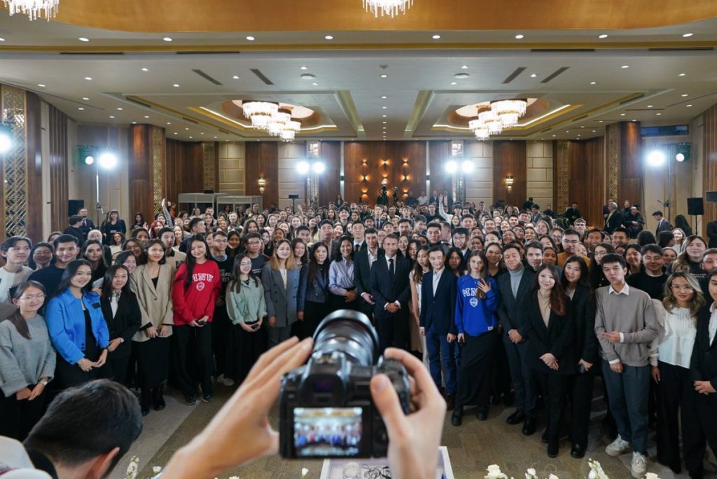 Entre le Kazakhstan et la France, il y a les accords conclus ce jour, nombreux. Il y a notre coopération face aux grands défis.

Et il y a nos jeunesses !

Trait d’union entre nos cultures et nos langues, les jeunes que j’ai rencontrés à Astana incarnent notre amitié.