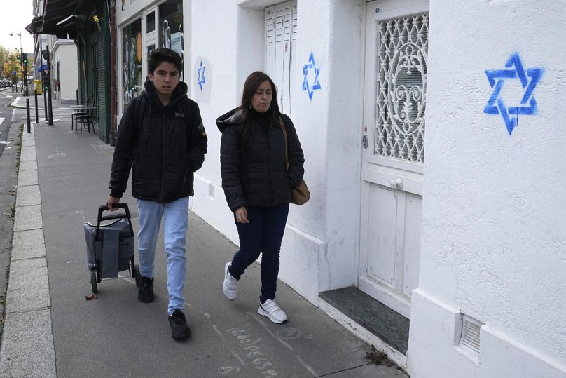 Des étoiles de David taguées sur un mur à Paris