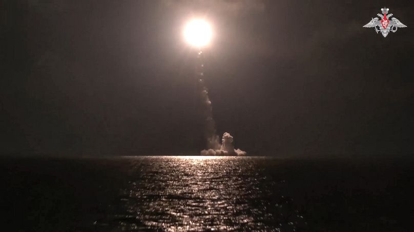 Le sous-marin nucléaire de l'empereur Alexandre III de la marine russe teste un missile balistique intercontinental Bulava depuis la mer Blanche, le 5 novembre 2023.