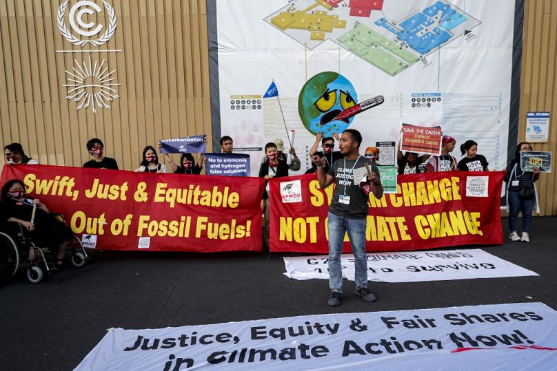 Des militants scandent des slogans lors d'une manifestation appelant à "justice climatique" et une transition vers l'abandon des combustibles fossiles lors de la conférence sur le climat COP27 dans la station balnéaire égyptienne de la mer Rouge.