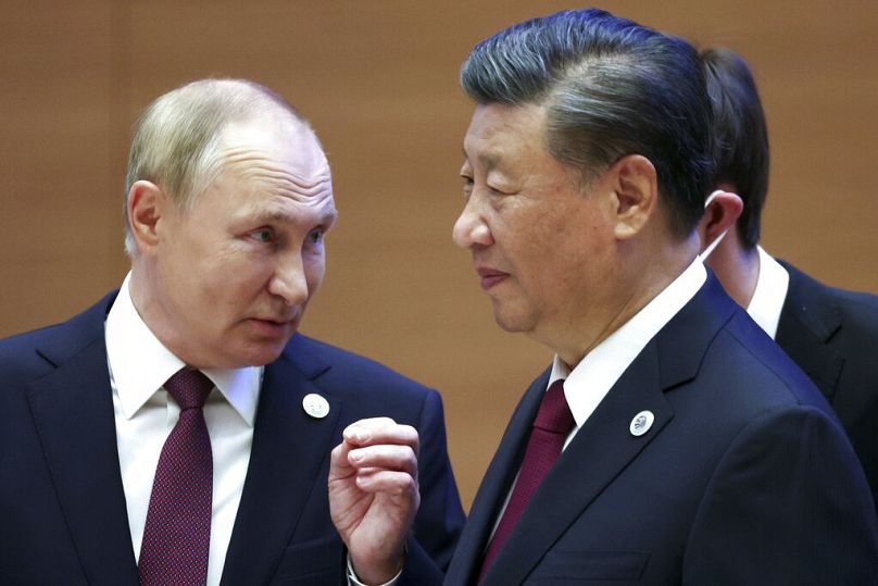 Le président russe Vladimir Poutine fait des gestes en s'adressant au président chinois Xi Jinping lors du sommet de l'Organisation de coopération de Shanghai (OCS) à Samarkand, septembre 2022.