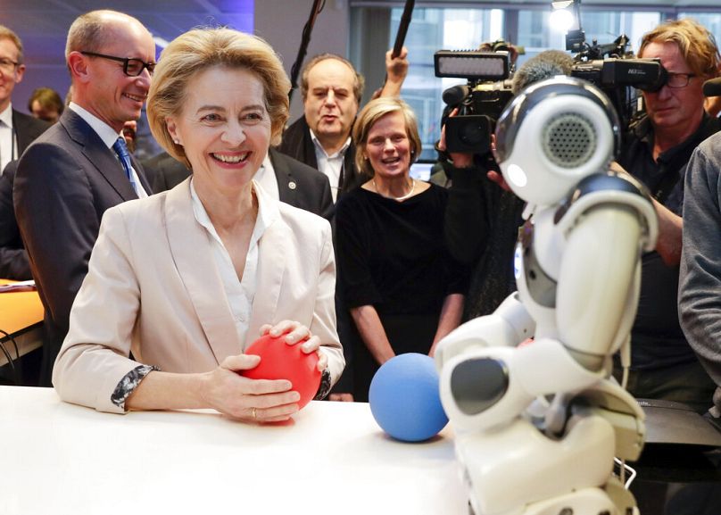 La présidente de la Commission européenne, Ursula von der Leyen, examine l'invention « Parlez-vous robot ? »  au AI Xperience Center de la VUB à Bruxelles, février 2020