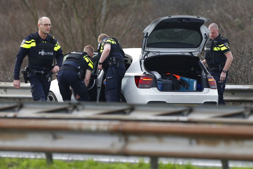 La police néerlandaise fouille un véhicule sur l'autoroute A4 près de La Haye, mars 2017