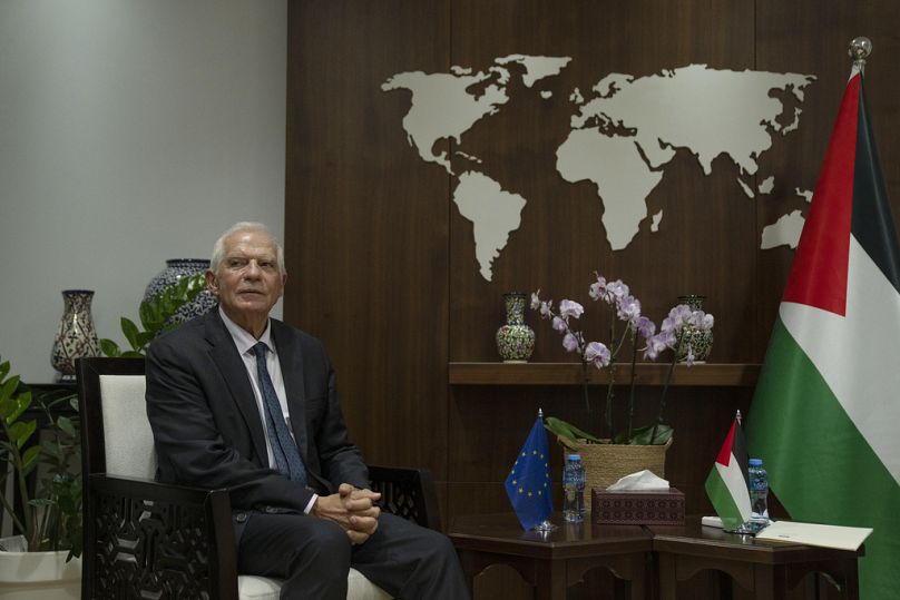 Le Premier ministre palestinien Mohammad Shtayyeh reçoit le chef de la politique étrangère de l'Union européenne, Josep Borrell, dans son bureau de Ramallah, en Cisjordanie, en novembre 2023.